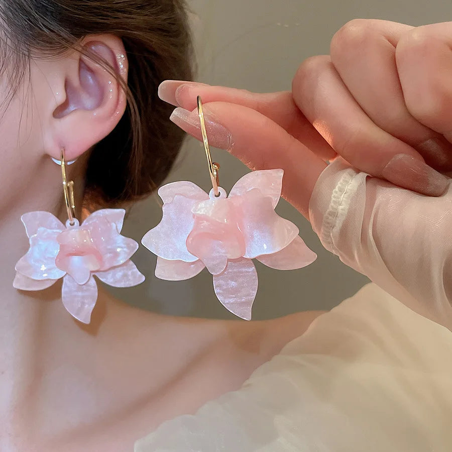 White Resin Flower Hoop New Earrings For Women Fashion Temperament Ear Hook Artistic Temperament Light Luxury Fairycore Jewelry