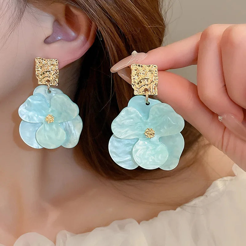 White Resin Flower Hoop New Earrings For Women Fashion Temperament Ear Hook Artistic Temperament Light Luxury Fairycore Jewelry