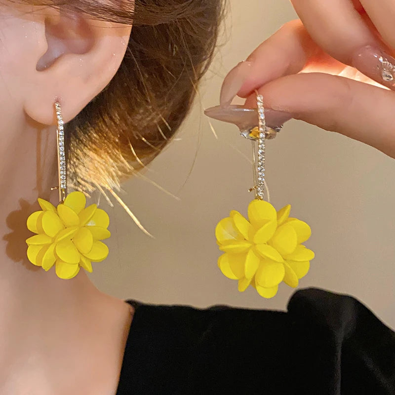 White Resin Flower Hoop New Earrings For Women Fashion Temperament Ear Hook Artistic Temperament Light Luxury Fairycore Jewelry