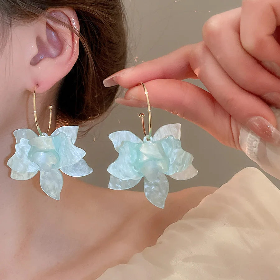 White Resin Flower Hoop New Earrings For Women Fashion Temperament Ear Hook Artistic Temperament Light Luxury Fairycore Jewelry