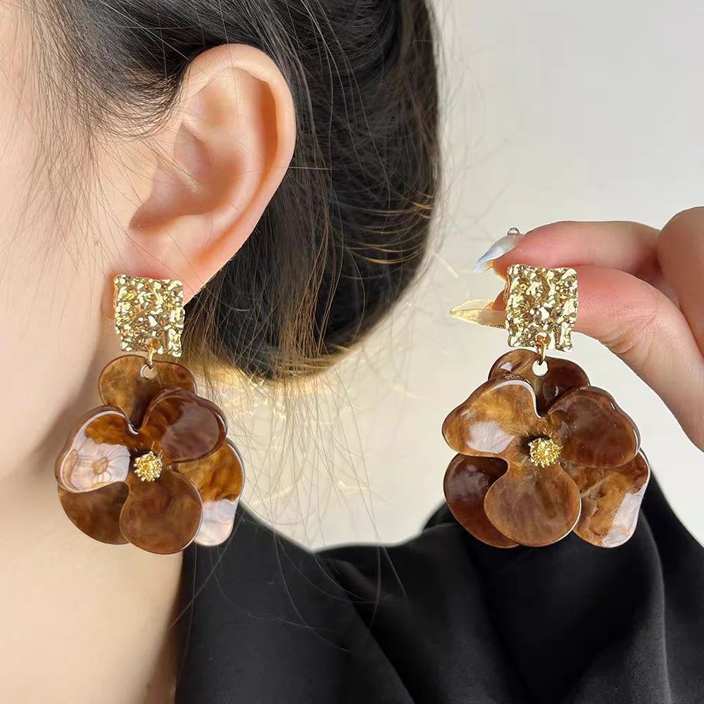 White Resin Flower Hoop New Earrings For Women Fashion Temperament Ear Hook Artistic Temperament Light Luxury Fairycore Jewelry