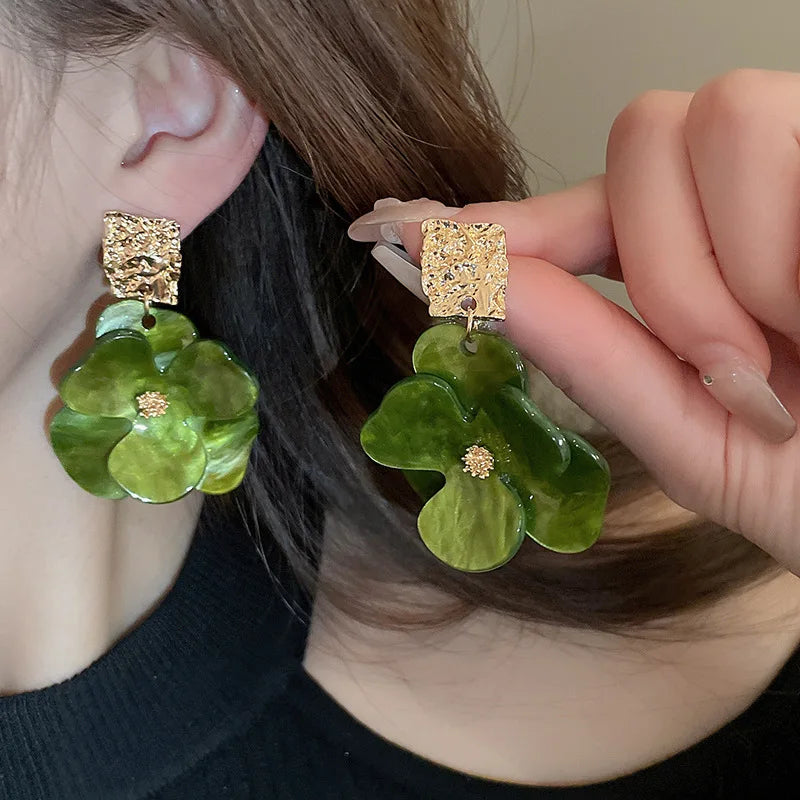 White Resin Flower Hoop New Earrings For Women Fashion Temperament Ear Hook Artistic Temperament Light Luxury Fairycore Jewelry