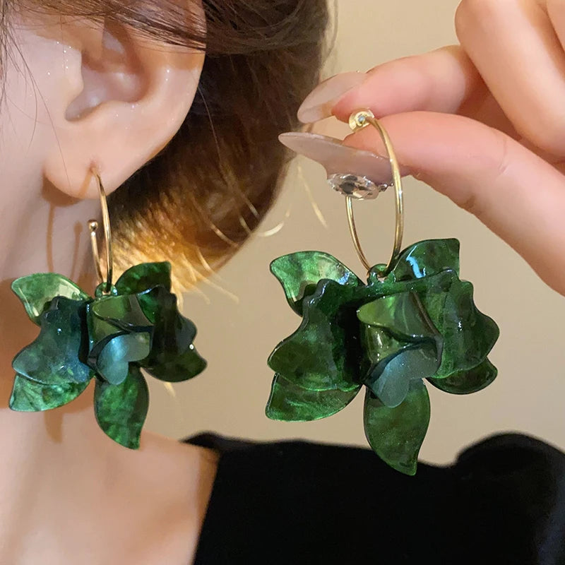 White Resin Flower Hoop New Earrings For Women Fashion Temperament Ear Hook Artistic Temperament Light Luxury Fairycore Jewelry