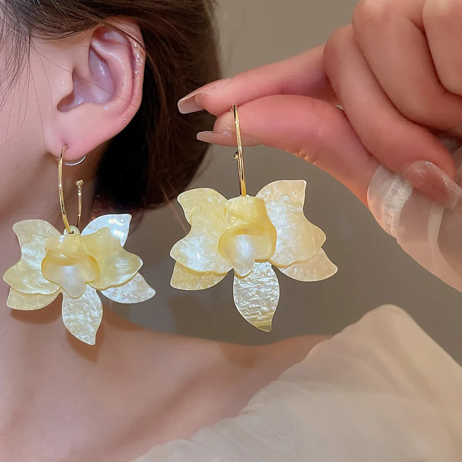 White Resin Flower Hoop New Earrings For Women Fashion Temperament Ear Hook Artistic Temperament Light Luxury Fairycore Jewelry