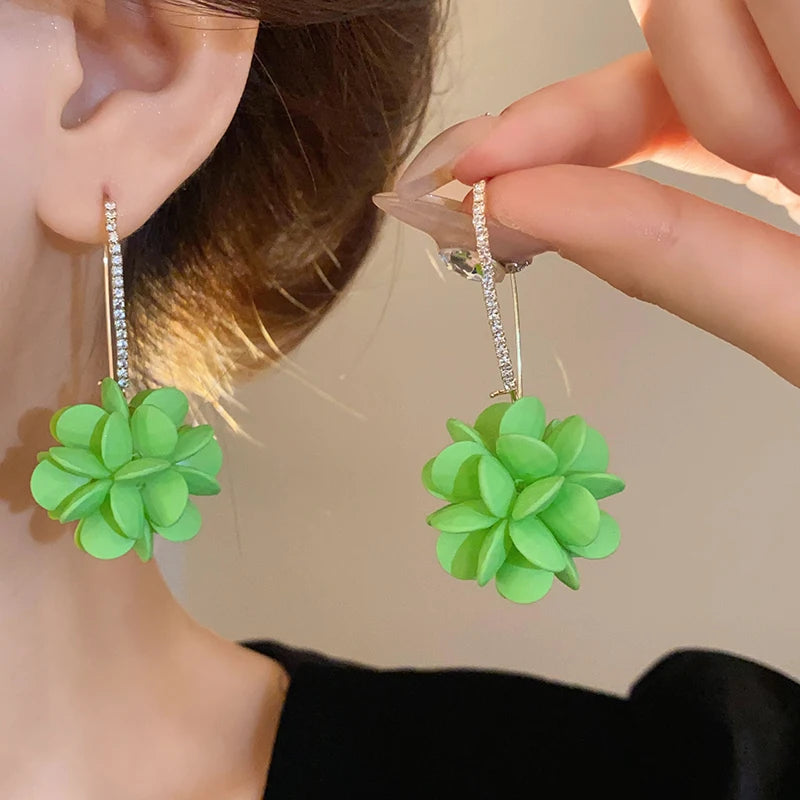 White Resin Flower Hoop New Earrings For Women Fashion Temperament Ear Hook Artistic Temperament Light Luxury Fairycore Jewelry